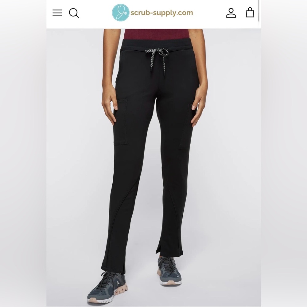 🩺Jaanuu Black Cargo Scrub Pants
NWT